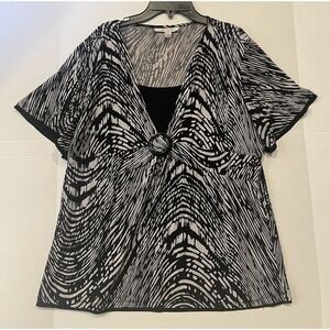 Women's‎ XL V-Neck Blouse with Black & White Design and Decorative Ring